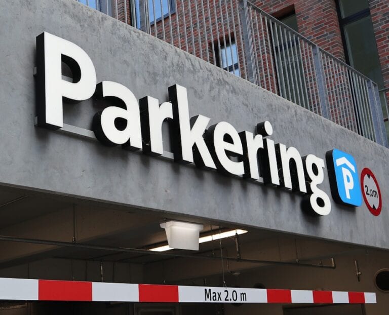 Parkeringsskilt ved indkørslen til Budolfi Plads