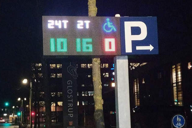 Digitalt parkeringsskilt med ledige pladser om natten