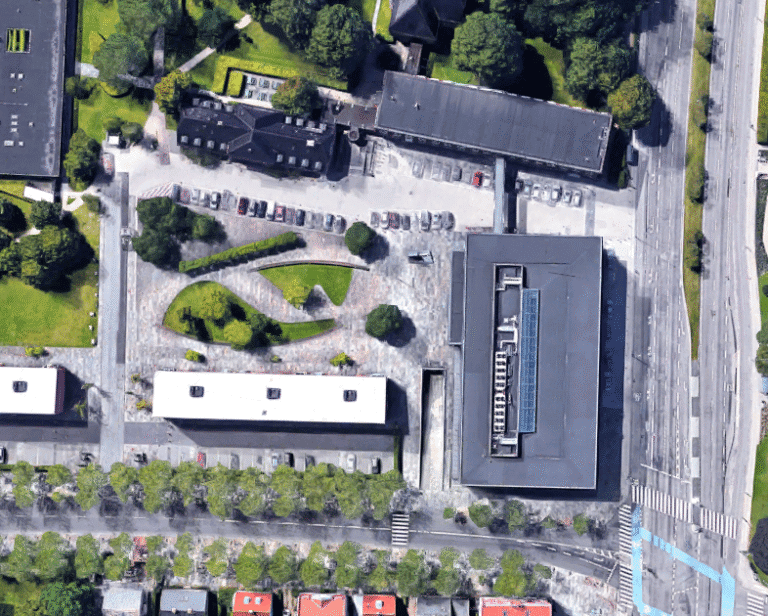Luftfoto af parkeringspladsen ved Glostrup Rådhus