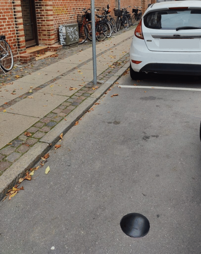 Sensade in-ground sensor i en erhvervsparkeringsplads i København