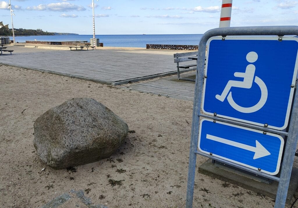 Skilt for handicapparkering ved en strandparkering