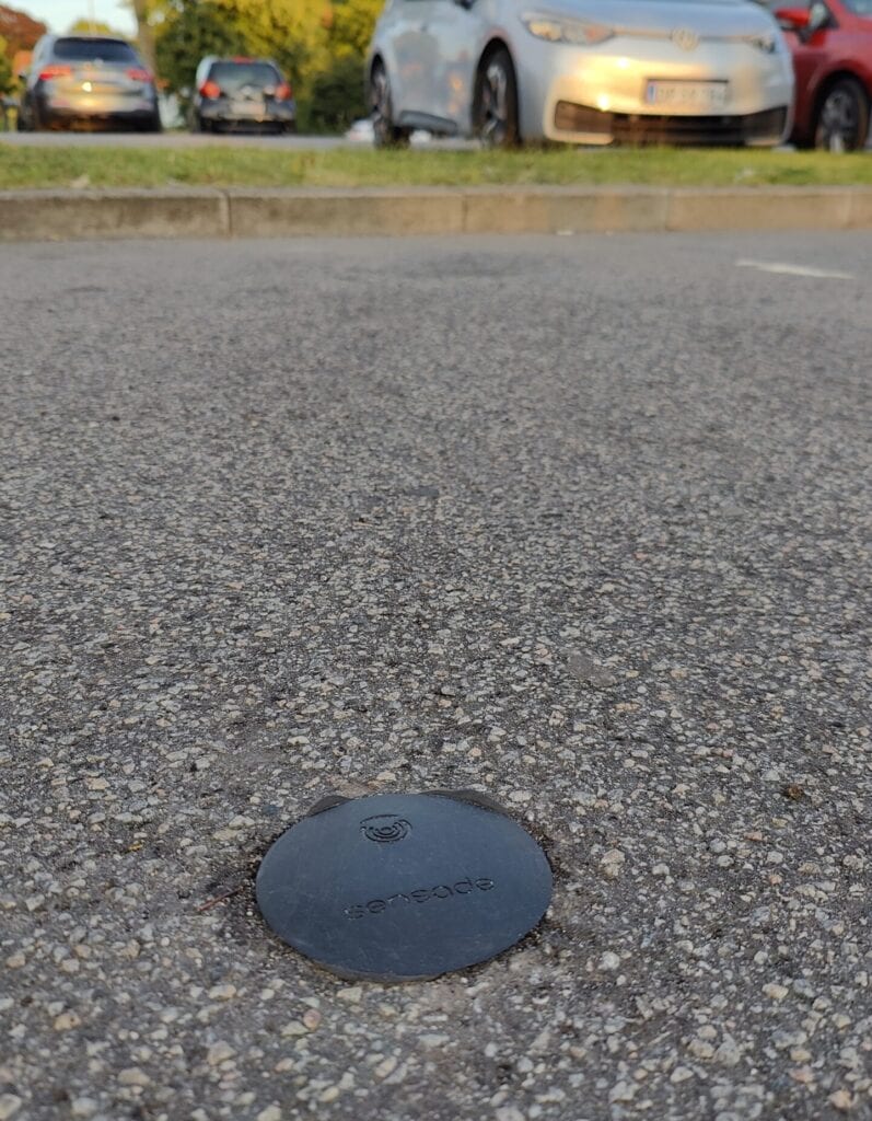 Sensade top-mount sensor monteret på asfalt