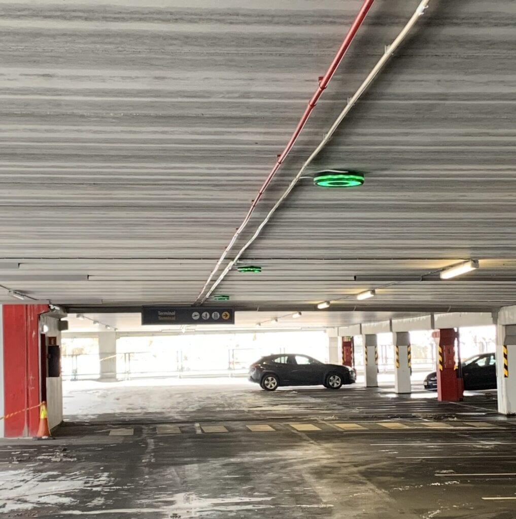 Sensade parkeringslamper i parkeringshuset ved Bergen Lufthavn