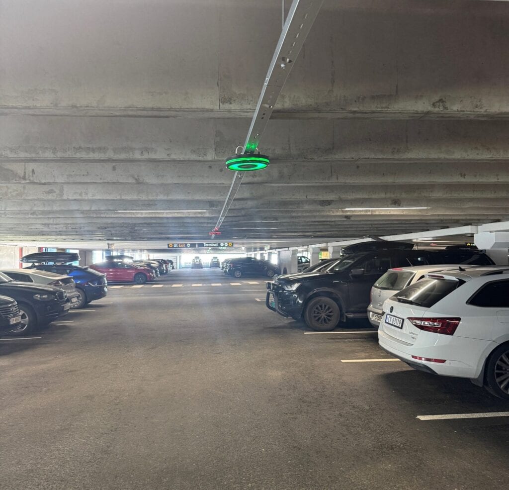 Sensade parkeringslampe over parkerede biler