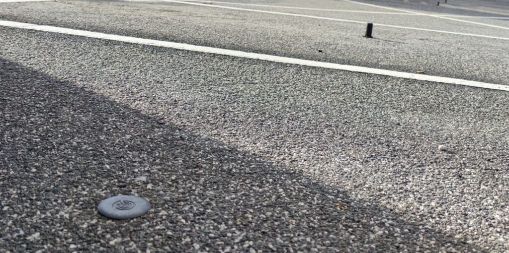 Sensade in-ground sensor i en parkeringsbås i Lemvig