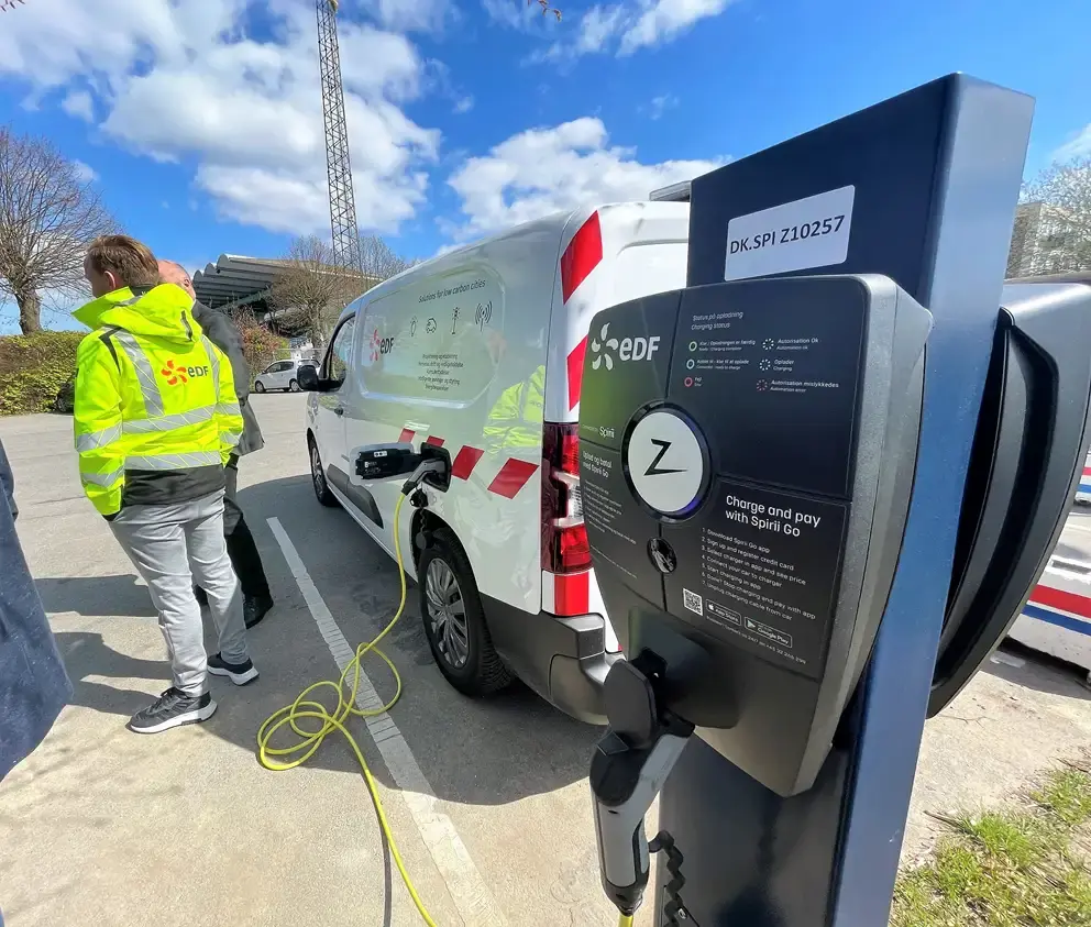 Tekniker installerer Sensade-sensor ved en ladeplads