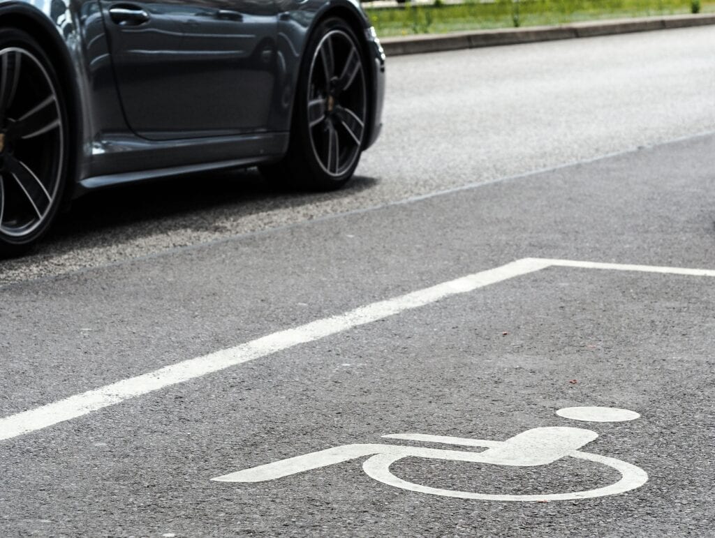 Handicapparkeringsplads med bil