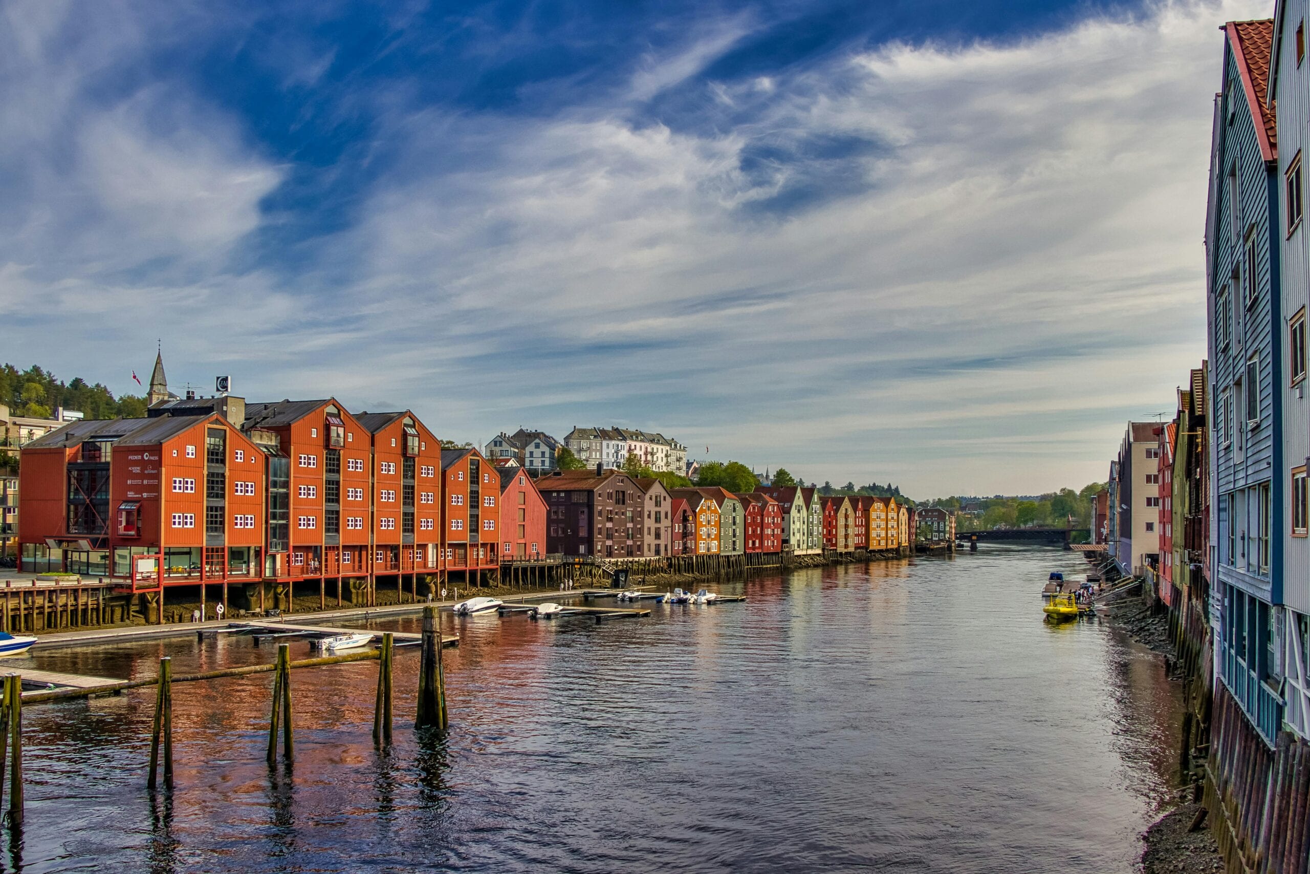 Historiske brygger langs elven i Trondheim