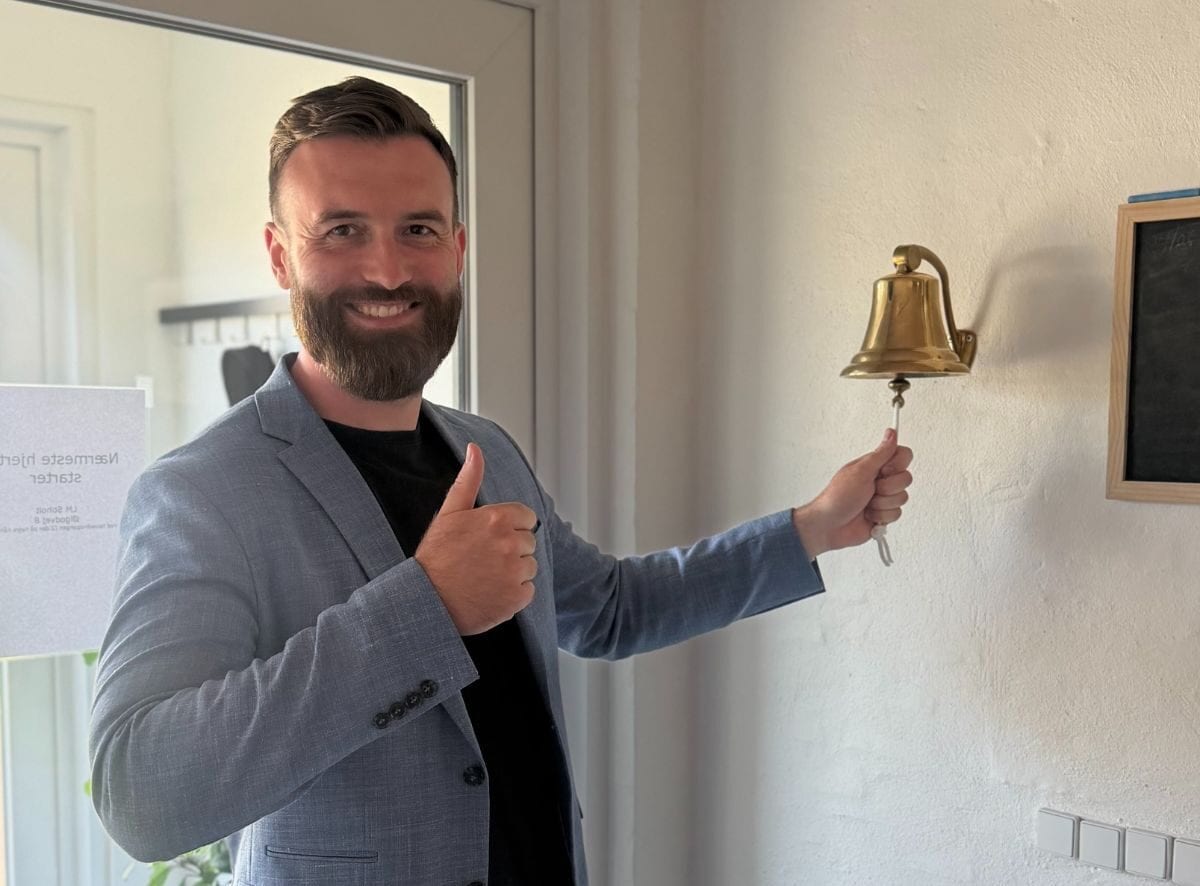 Kenny from Sensade ringing the bell after winning the Vordingborg tender